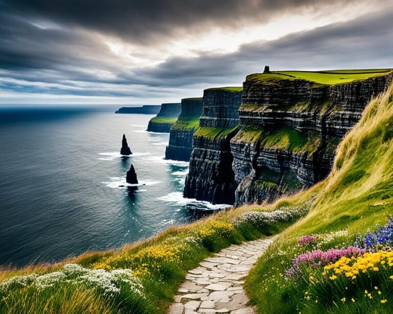 Wandelen langs de Cliffs of Moher, Ierland