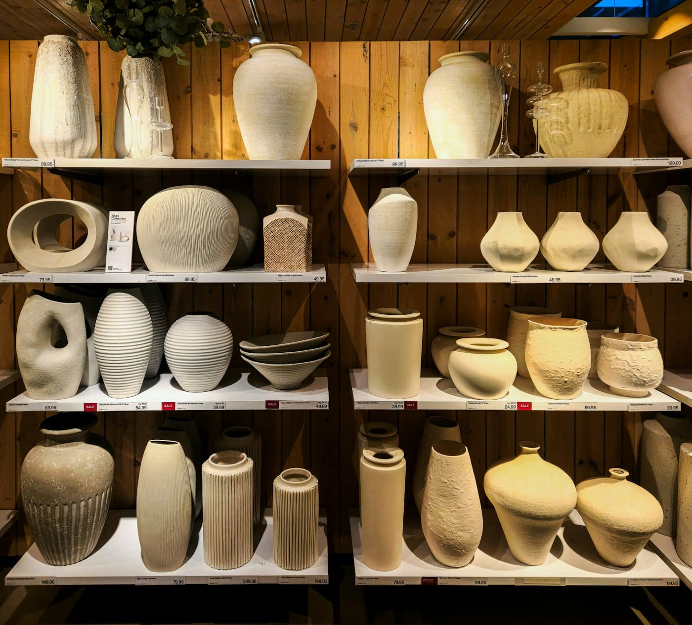 Winkelschappen met een collectie vazen in verschillende vormen
